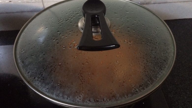 茄汁大虾🦐,盖上锅盖，大火煮开后转小火慢煎