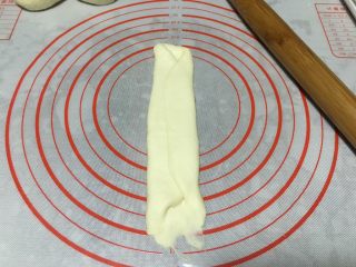 酸奶小吐司（老面法）,用擀面杖稍稍擀平一些，自上而下卷起，接口捏紧