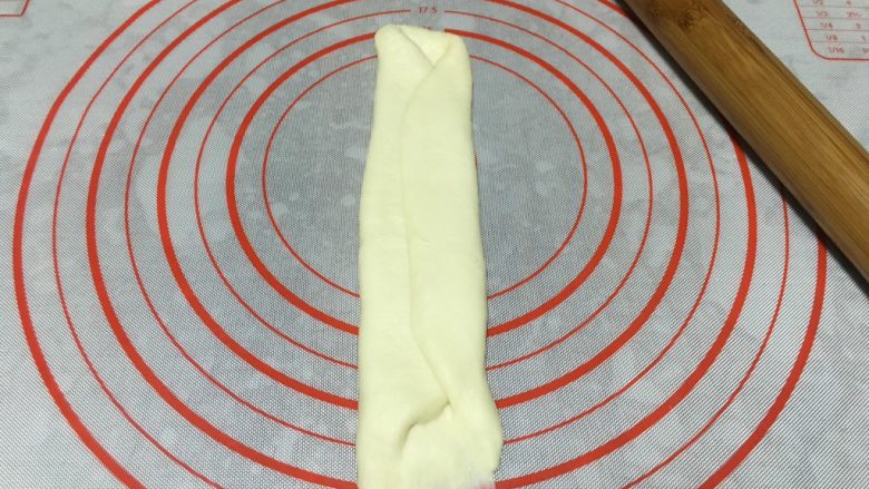酸奶小吐司（老面法）,用擀面杖稍稍擀平一些，自上而下卷起，接口捏紧