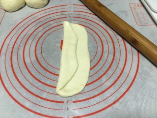 酸奶小吐司（老面法）,左边叠起1/3多一点