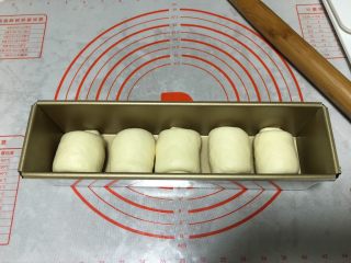 酸奶小吐司（老面法）,将5个面团均匀放在吐司盒里