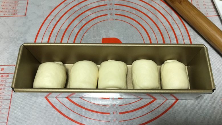 酸奶小吐司（老面法）,将5个面团均匀放在吐司盒里