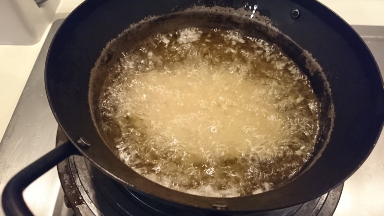 日式炸豬排とんかつ,下油鍋，先炸個4分鐘，起鍋等3分鐘，再回鍋炸1分鐘！