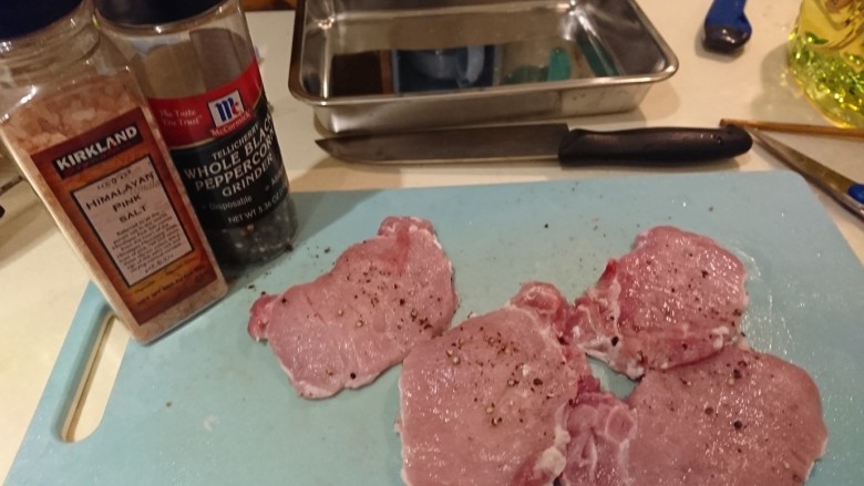 日式炸豬排とんかつ,抹上鹽、黑胡椒，醃15分鐘！