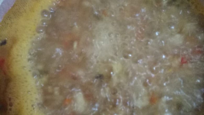 打卤蝴蝶面  宝宝辅食10M+,西红柿稍微出汁后，在锅中加入170g水，大火煮，煮至沸腾