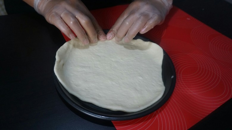 独家秘制香肠披萨,放入，八寸披萨盘辅助成形，
