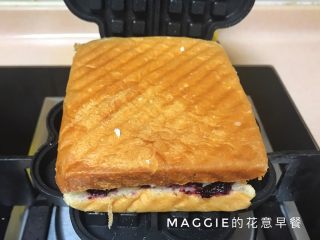 快手早餐帕尼尼,把准备好的三明治放在华夫饼机上面。