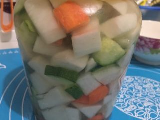 好学三步搞定爽口美味泡菜,装入密封！放入冰箱腌制5-6个小时左右就可以吃了！