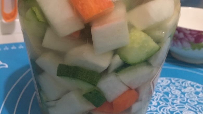 好学三步搞定爽口美味泡菜,装入密封！放入冰箱腌制5-6个小时左右就可以吃了！