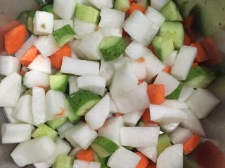 好学三步搞定爽口美味泡菜,材料切丁！放少量的白醋和两勺左右盐腌15分钟左右后用清水洗净