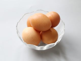   八寸戚风蛋糕,鸡蛋从冰箱拿出回温。