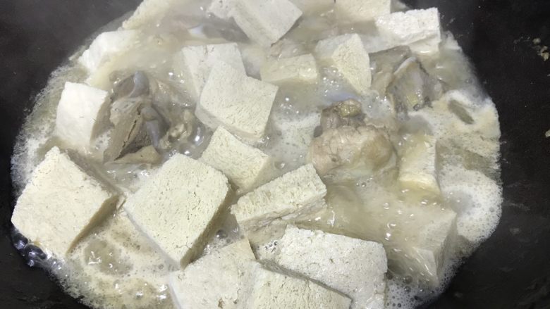 白菜冻豆腐,骨头汤熬好的时候把豆腐挤一下水然后放锅里加盐翻炒一下帮助吸收