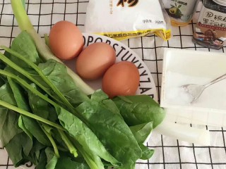 菠菜鸡蛋糕🍰,食材：鸡蛋三个，菠菜一小把，盐适量，水淀粉，小葱