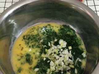 菠菜鸡蛋糕🍰,把菠菜末和葱末倒入蛋液中搅拌均匀
