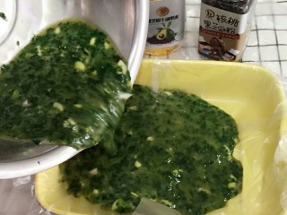 菠菜鸡蛋糕🍰,准备容器，里面铺保鲜膜，把菠菜蛋液倒入。