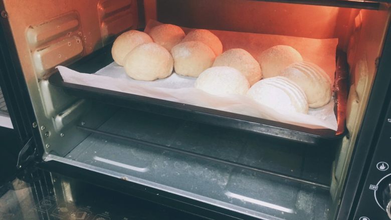 香芋花环小面包,烤箱预热190度后放入中层烘烤18分钟左右