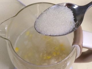玉米圆子甜酒酿,按自己口味，加入适量细砂糖。