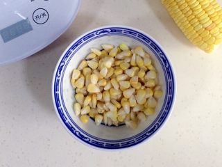 玉米圆子甜酒酿,把玉米粒从玉米棒上剥下来。