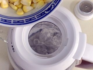 玉米圆子甜酒酿,待水烧开，把剥好的玉米粒倒入壶内。
