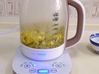 玉米圆子甜酒酿,继续烧2-3分钟左右，待玉米粒煮熟沥干水分备用。