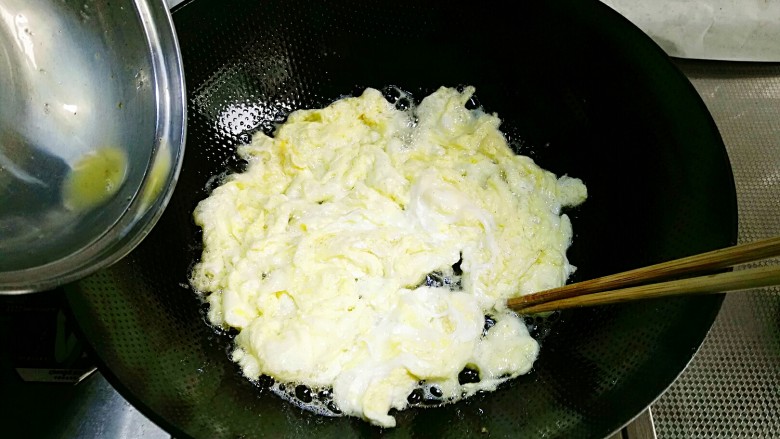 韭菜鸡蛋馅饼,炒锅入油浇热，倒入鸡蛋液，快速搅拌划散，关火