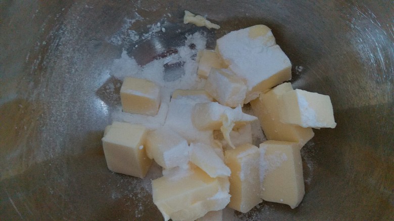 #曲奇菜谱秀#抹茶曲奇,软化好的黄油加入三分之一的糖粉，用电动打蛋器打均匀