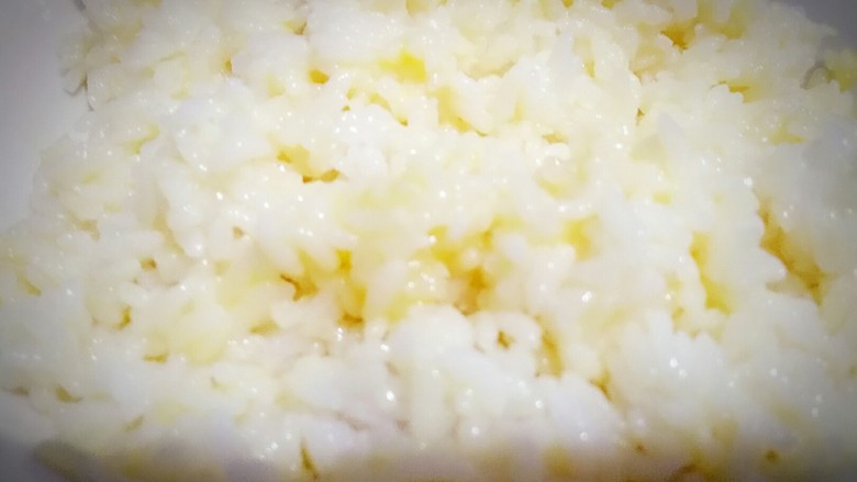 秘制菠萝饭,将米饭与鸡蛋充分搅拌均匀