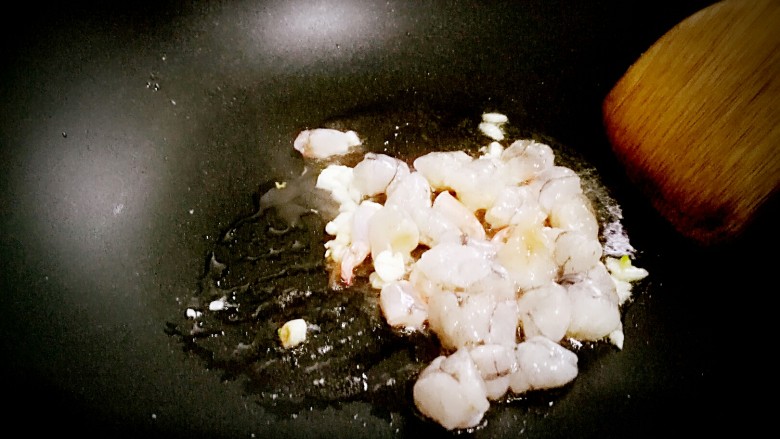 秘制菠萝饭,煸岀香味后放入虾肉煸炒并放少许盐调味