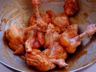 棒槌小鸡腿🍗,摇晃抖动整个盆 让腌料均匀沾在鸡肉表面 放冰箱 冷藏1小时