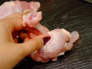 棒槌小鸡腿🍗,用手指把鸡肉用力往下推 直到推到近骨头处