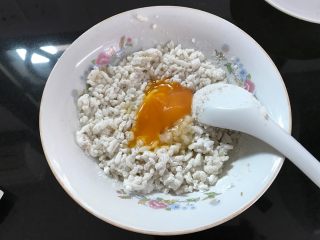 椒盐米饭锅巴  ,打入1个鸡蛋。