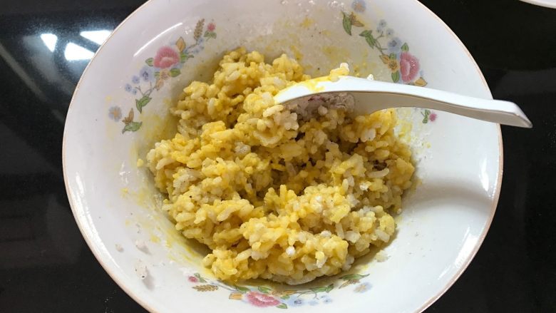椒盐米饭锅巴  ,把鸡蛋打匀。