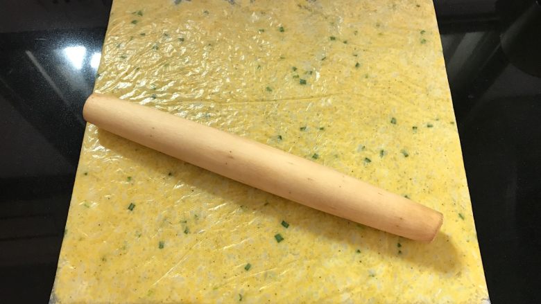 椒盐米饭锅巴  ,用擀面杖擀成薄片。