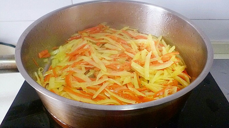 土豆丝炒胡萝卜丝,放一点点水，继续翻炒至熟