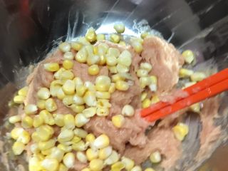 玉米鸡肉肠,加入玉米粒,搅拌均匀