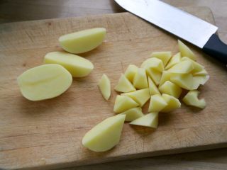香肠土豆焖饭,4.土豆切块。
