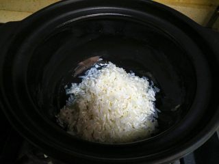 豆角煲仔饭,把大米掏一下后，倒入砂锅里。