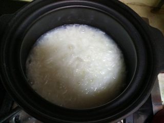 豆角煲仔饭,等米饭快煮好时，把火调小，不要搅拌。让米饭慢慢收水。