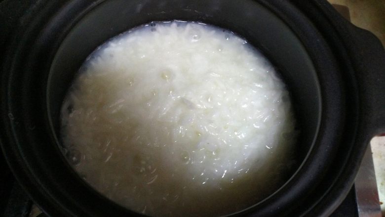 豆角煲仔饭,等米饭快煮好时，把火调小，不要搅拌。让米饭慢慢收水。