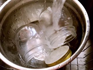 红糖姜膏,要用的玻璃罐子用开水烫一下杀菌