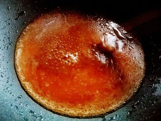 菠萝咕咾肉,锅中不放油，将酱汁倒入锅中，加入少许水淀粉
