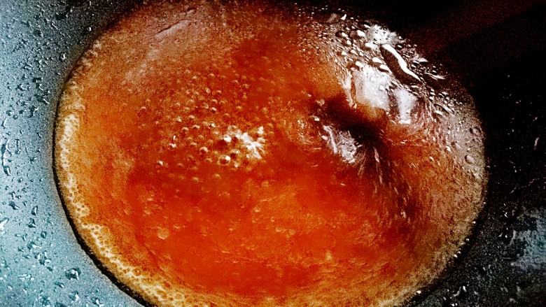 菠萝咕咾肉,锅中不放油，将酱汁倒入锅中，加入少许水淀粉