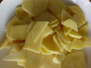 火腿肠炖土豆,土豆切成薄片。