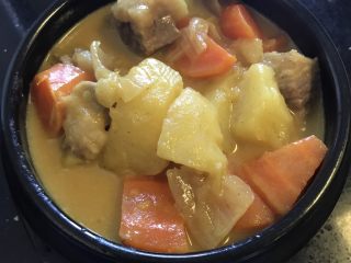 泰式椰浆咖喱牛腩,然后把菜盛进一个保温的容器。我就用了韩国的石锅，你也可以选择小砂锅。