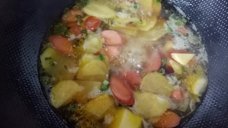 火腿肠炖土豆,加入适量水。加适量盐。