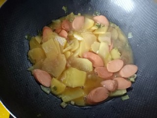 火腿肠炖土豆,炖12分钟左右，炖好的状态。