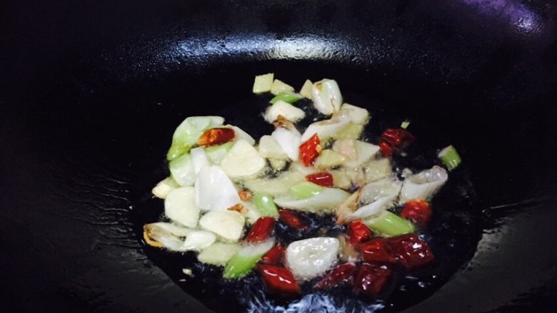 宫保鸡丁,锅里留底油，依次放入姜，蒜，葱，干辣椒爆香。