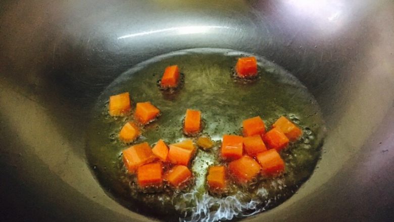 宫保鸡丁,用滑炒鸡丁剩下的油，把胡萝卜过一下油。