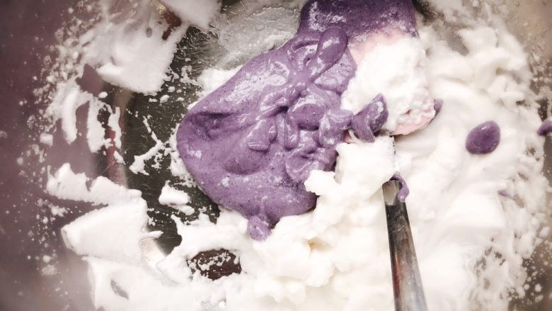 紫薯溶豆 宝宝辅食,将翻拌好的倒回剩余的蛋白霜中