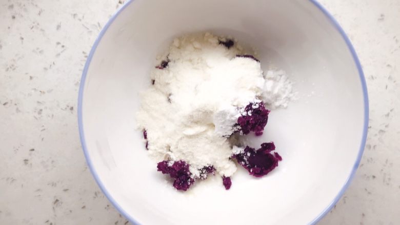 紫薯溶豆 宝宝辅食,将紫薯，奶粉，淀粉混合，可以加一点点水